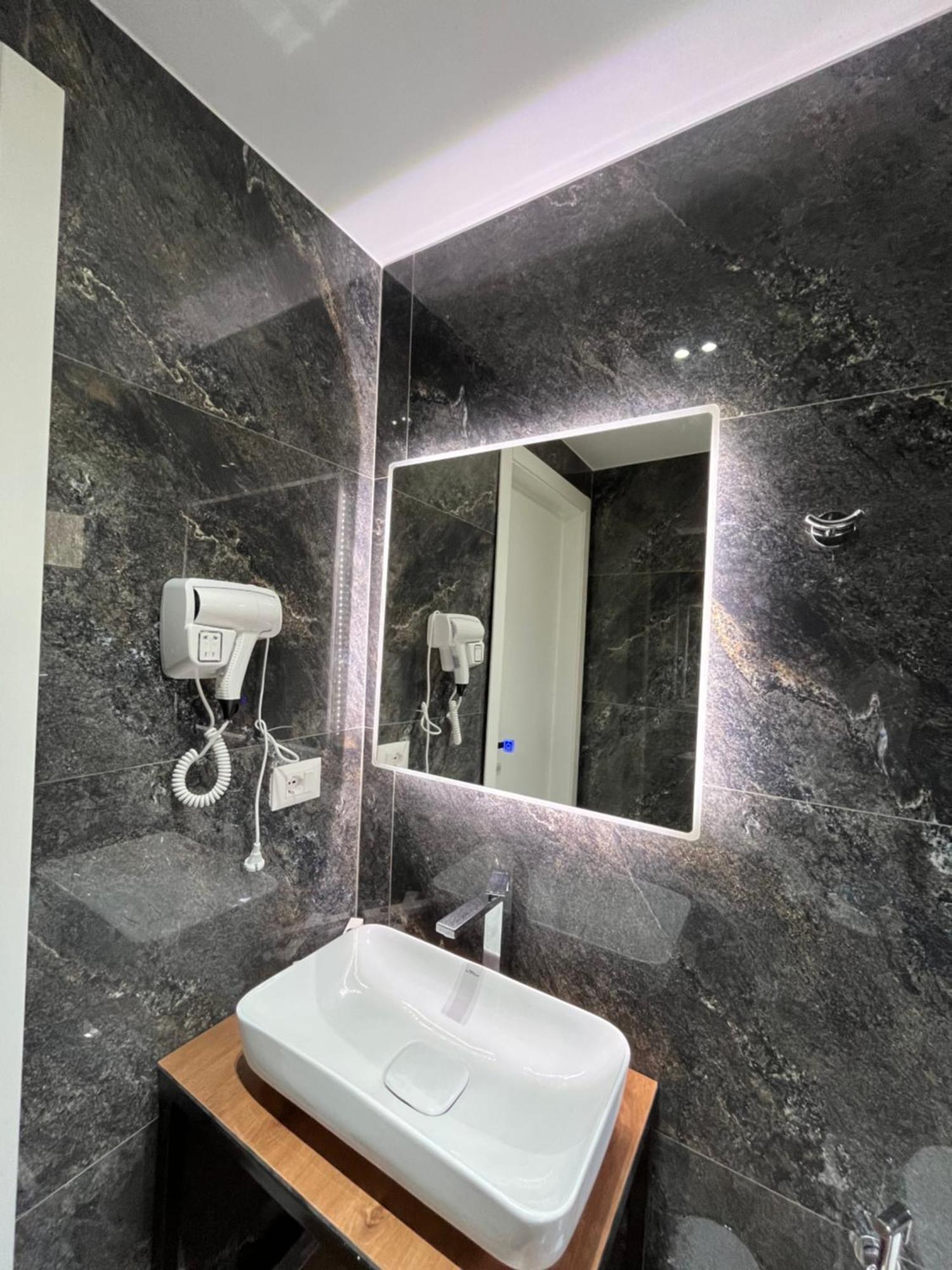 Del Mare Hotel Sarande Bagian luar foto