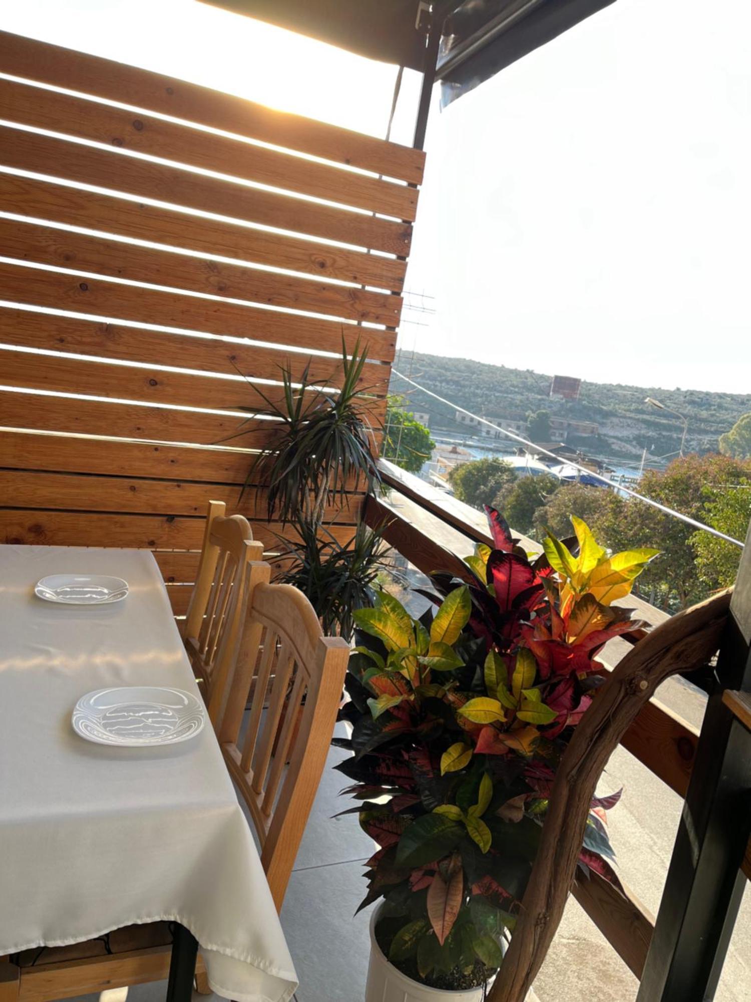 Del Mare Hotel Sarande Bagian luar foto